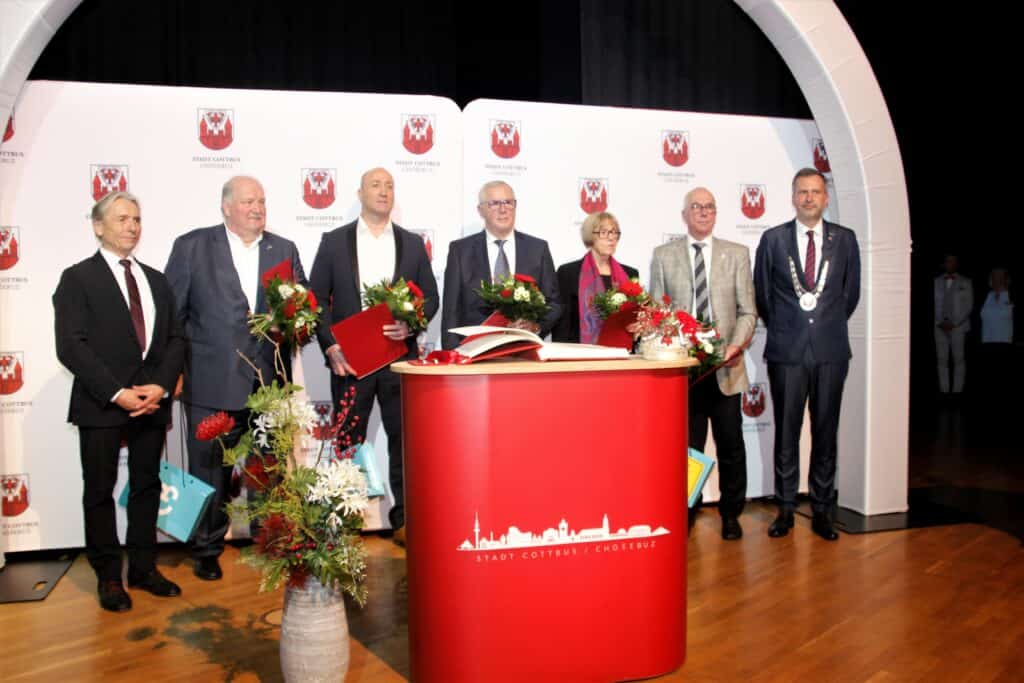 Unternehmer tragen sich in die Ehrenchronik der Stadt Cottbus ein