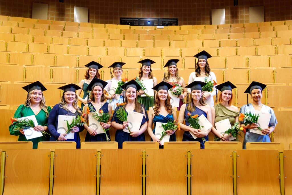 Erfolgreicher Abschluss: Absolventinnen im Hebammenstudiengang