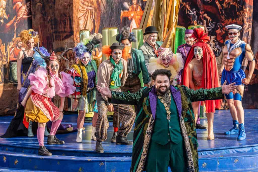 Bunt kostümierte Darsteller auf der Bühne beim Musical „Jedermann“