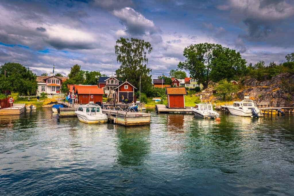 Während Südeuropa unter beispielloser Hitze schmort, hat der Norden einen brandneuen Reisetrend ausgemacht: die Coolcation. Im Mittelpunkt steht Schweden. Dort erwartet euch nicht nur eine angenehme Temperaturspanne von 20 bis 25 Grad im Sommer, sondern auch genau die Art von Weite und Ruhe, die man sonst in ganz Europa nur selten findet.