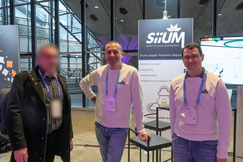 Photo au Next On tour au stand SIIUM (visage flouter)