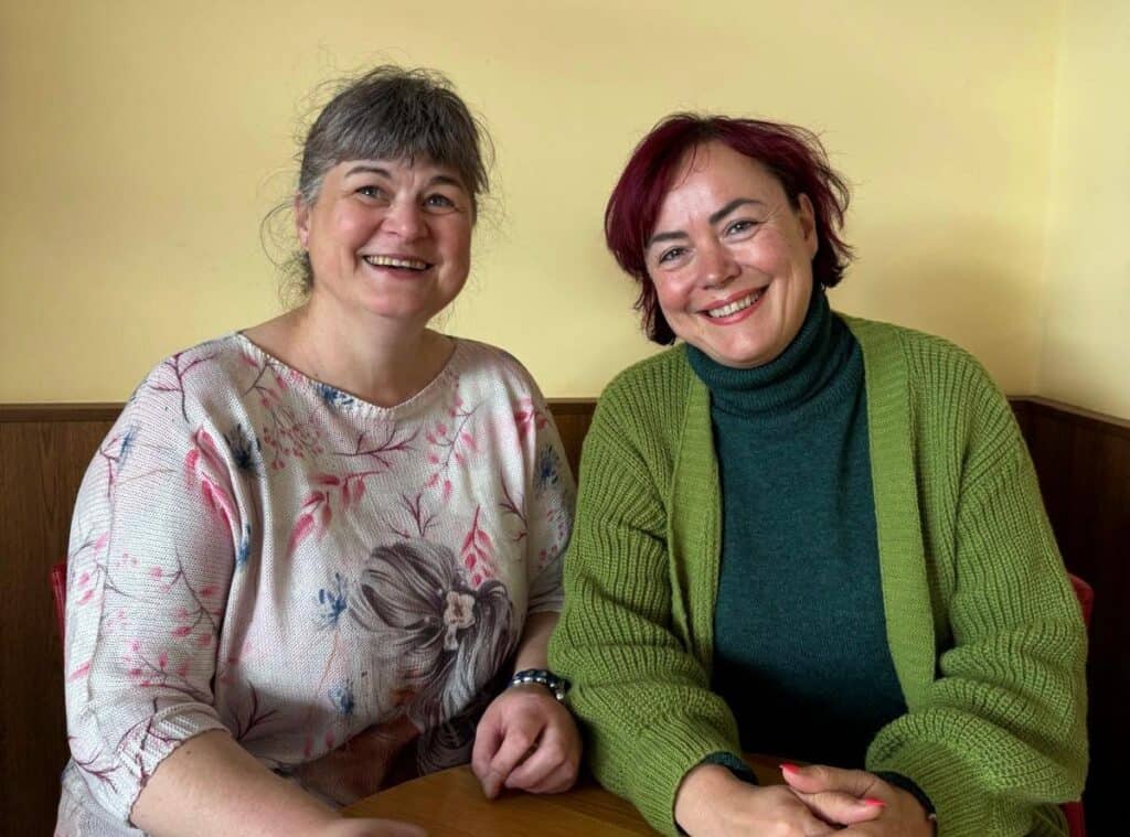 Glücksbotin Mandy Sprejz spricht über das Glück mit Ellen Zaroban aus Cottbus