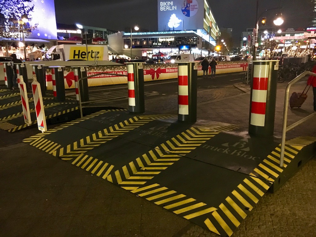 Breitscheidplatz WEihnachtsmarkt 2018 ©Oliver Numrich Sicherheitspoller