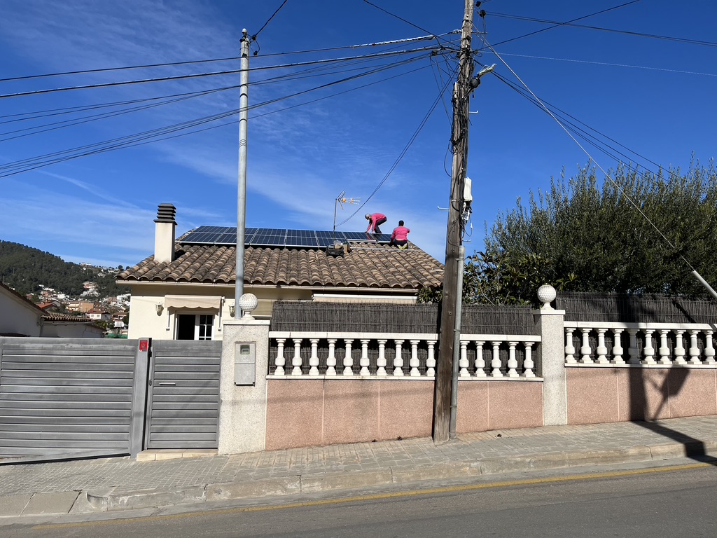 Placas solares instaladas sobre cubierta de teja