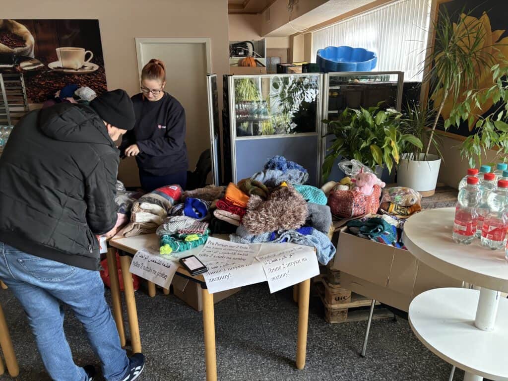 Momente der Nähe: Essen und Kleidung an Bedürftige in Cottbus verteilt