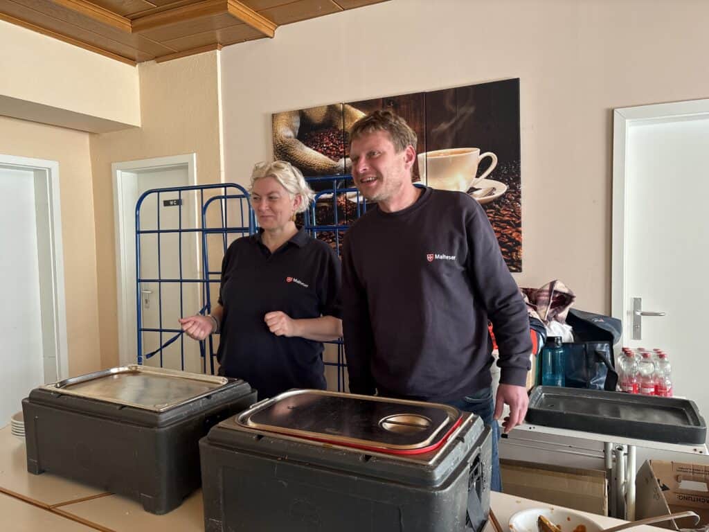 Momente der Nähe – Malteser verteilen Essen und Kleidung in Cottbus