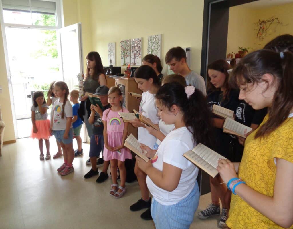 Kinder der katholischen Gemeinde Forst zu Besuch bei Diakonie