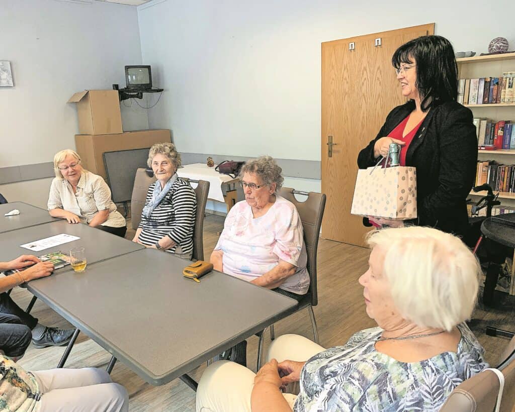 Spremberger Bürgermeisterin bedankt sich bei Strickfrauen