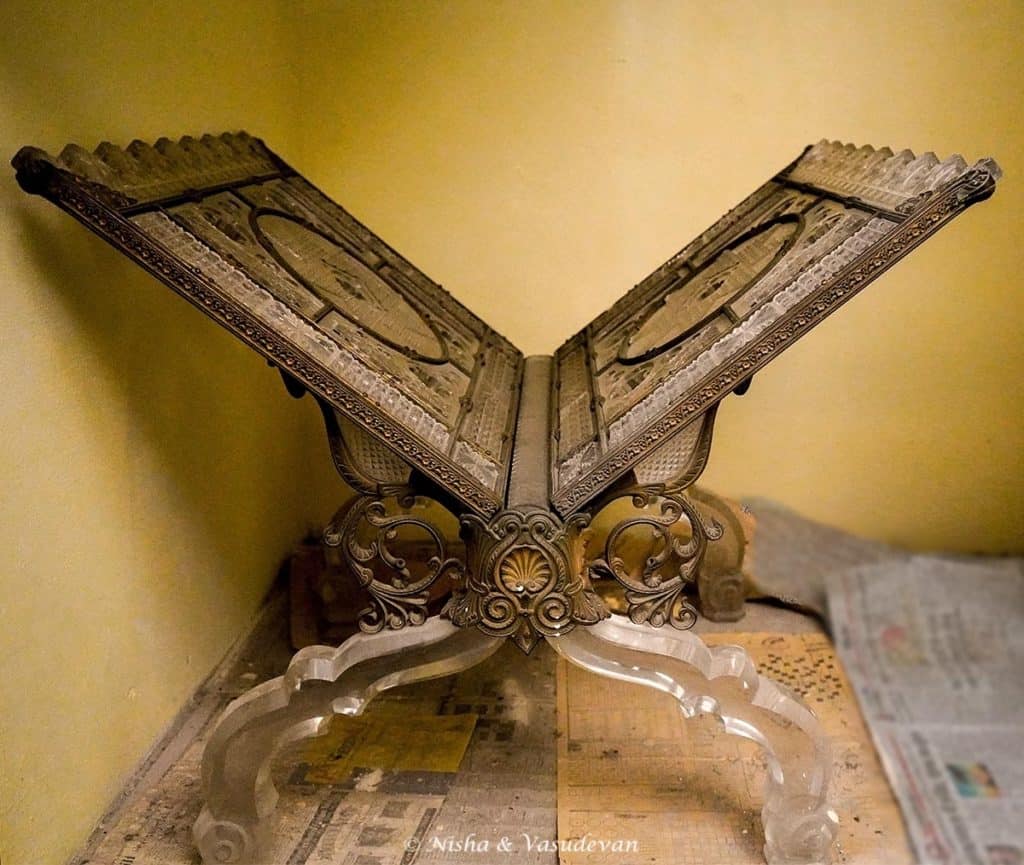 tajul masajid Crystal Book stand. Was it used by Aurangazeb?