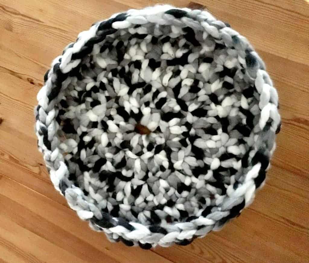 crocheted cat bed