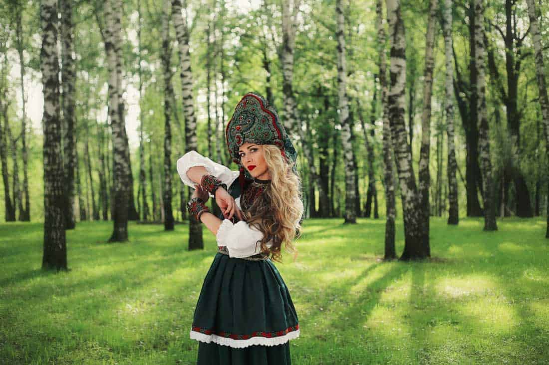 Олеся Евстигнеева, исполнительница народной фолк-поп музыки Олеся Евстигнеева, исполнительница народной фолк-поп музыки