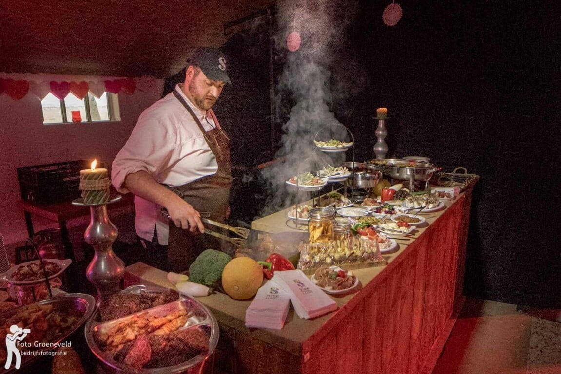 fotograaf op uw fotograaf op uw personeelsfeest kok achter buffet