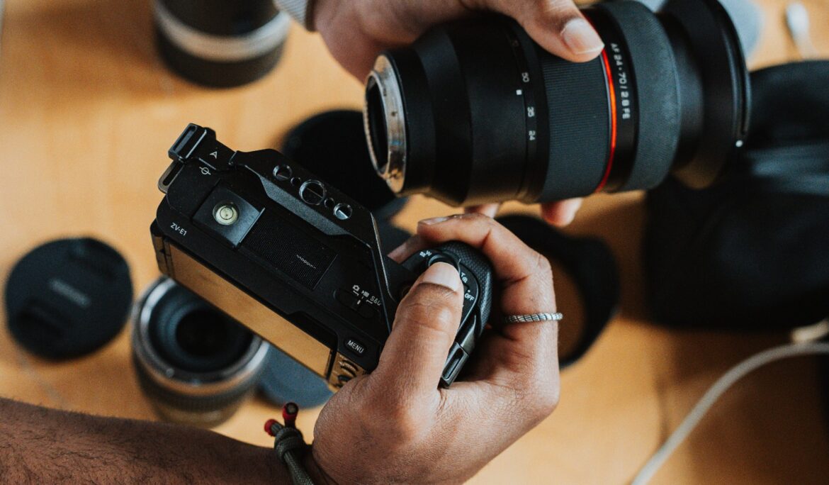 Photographe de Chinola Studio preparant son materiel avant une seance photo
