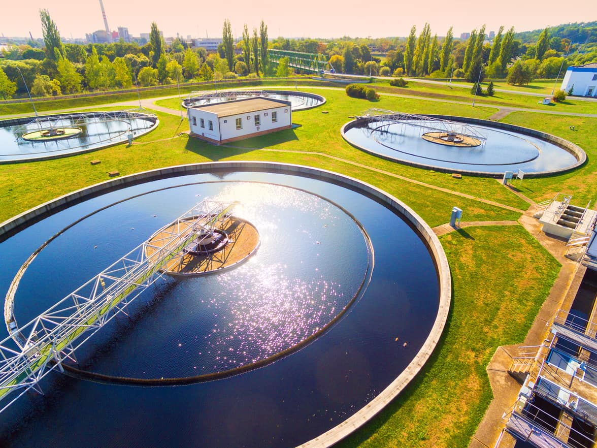 Luchtfoto naar rioolwaterzuiveringsinstallatie. Recycling van grijs water. Was