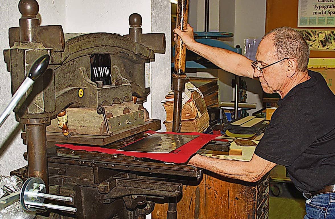 Cottbus: Handwerksmeister fertigt goldenes Buch
