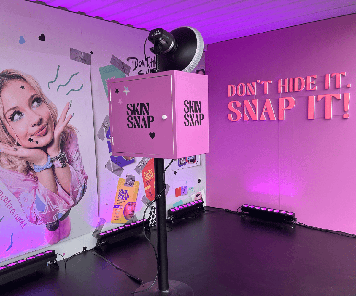 Fotobudka Snapio z pełnym oklejeniem na evencie Skin Snap podczas Clout Festival