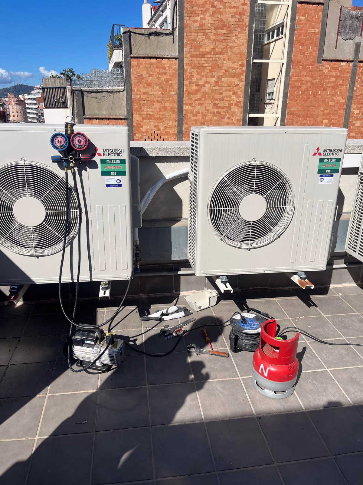 Unidades exteriores Mitsubishi Electric en una azotea durante trabajos de climatización