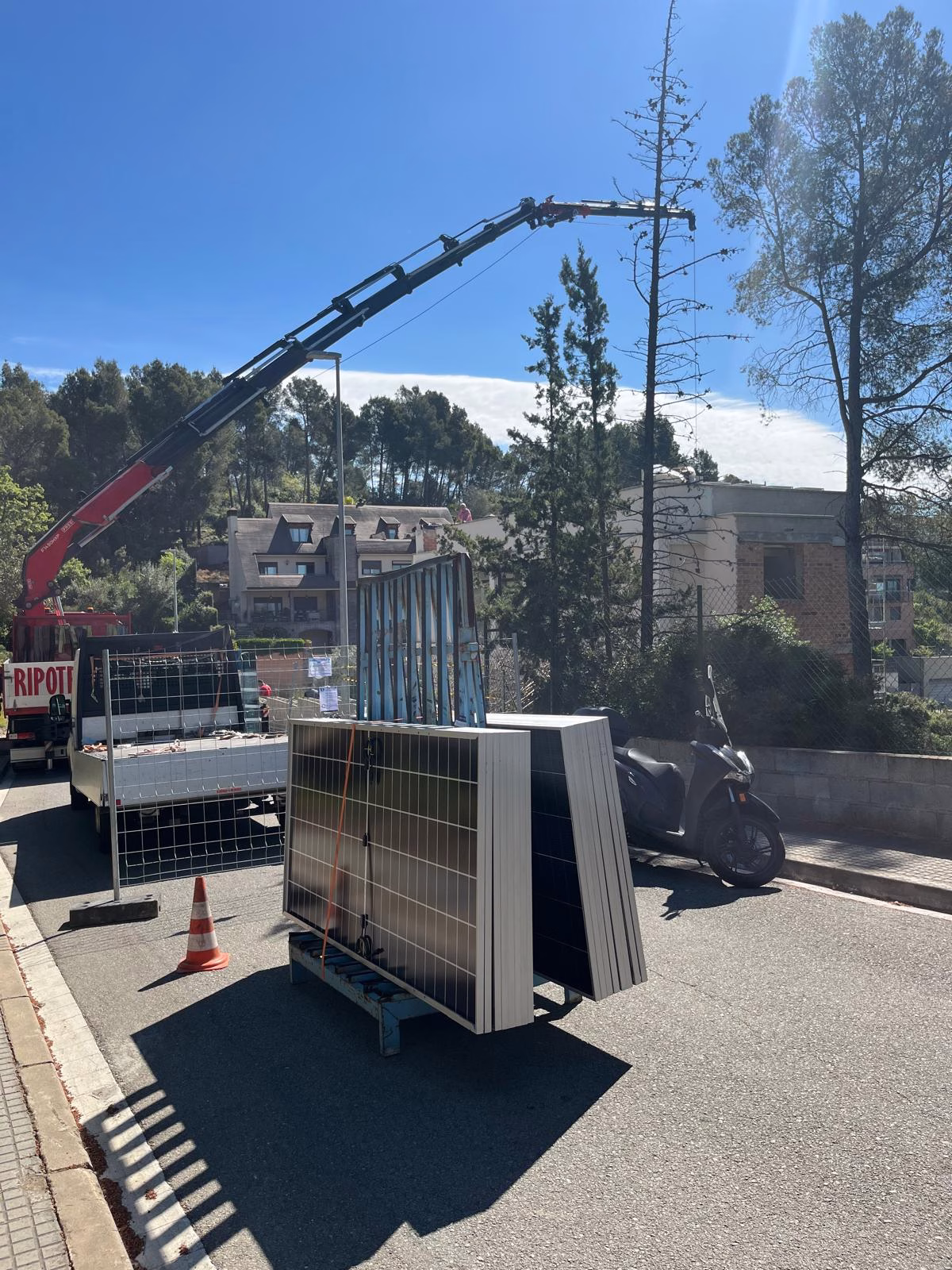 Equipos de climatización preparados para su traslado con un camión grúa