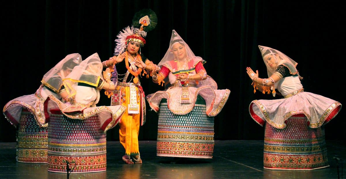 Best Group Folk Dances in Indian States 20 Group folk dances in Indian States: Manipuri Raasleela @www.lemonicks.com