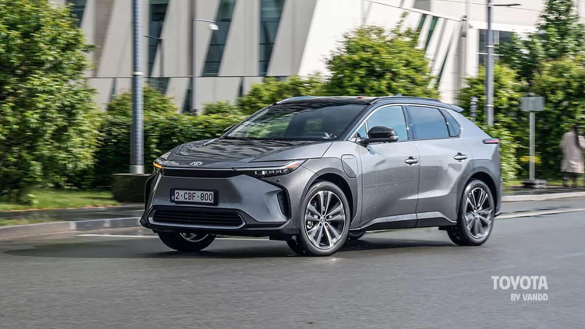 Toyota Chiếm Lĩnh Thị Trường Xe Điện - Toyota bZ4X lăn bánh trên đường