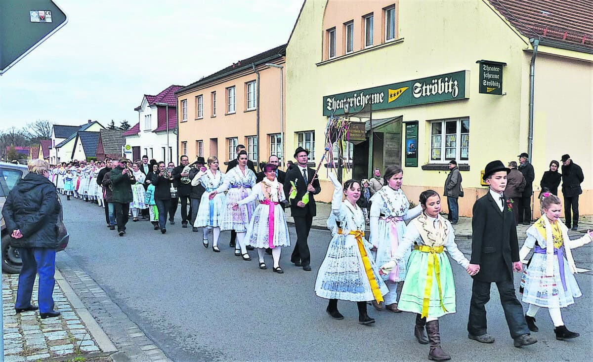 Cottbus: Trachtentanz  und Musik auf allen Straßen