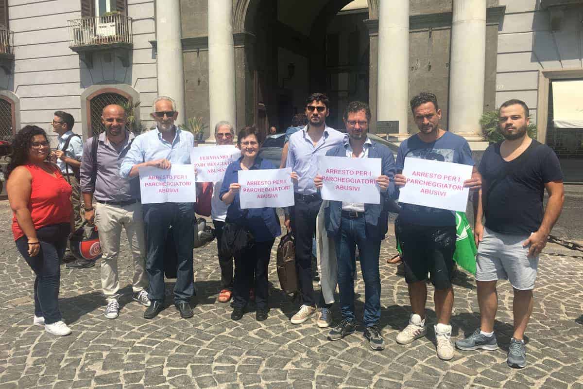 Francesco Emilio Borrelli contro i parcheggiatori abusivi