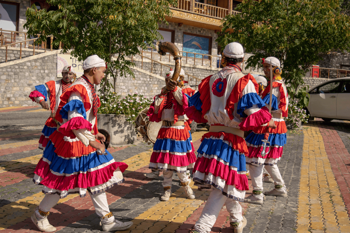 Group folk dances in India: Choliya dance uttarakhand @www.lemonicks.com