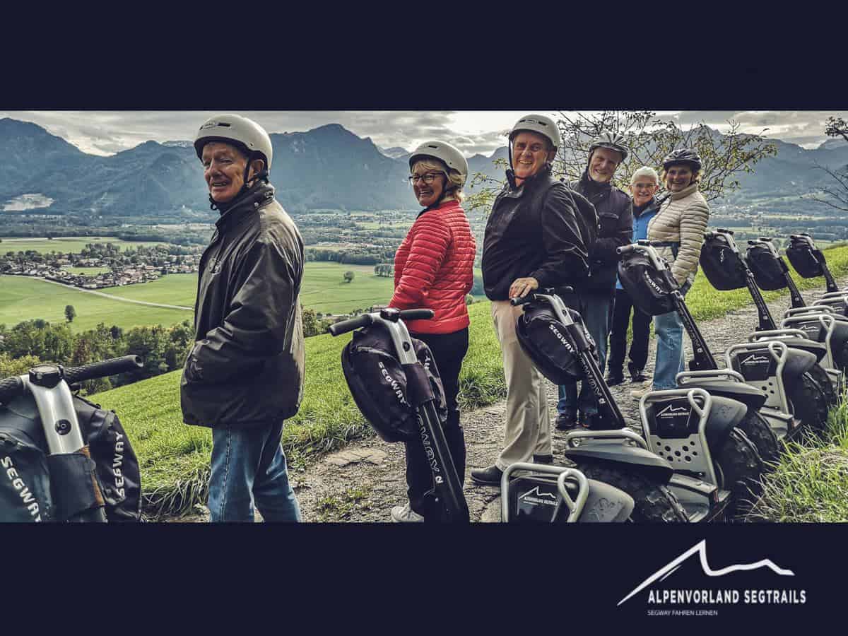 Auch im Alter Spass haben mehrere Segway Fahrer bei Aussicht in das Inntal
