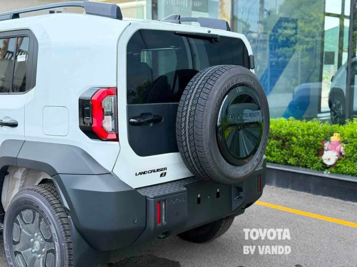 Đuôi xe Land Cruiser FJ 2026 kiểu xe Off-road điển hình với lốp ở đuôi xe