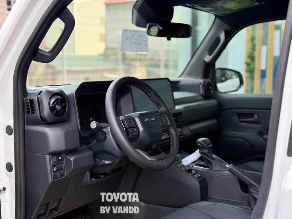 Tổng quan Khoang lái Toyota Land Cruiser FJ 2026
