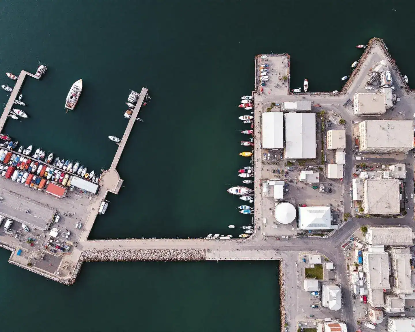 Fotografía aérea del puerto pesquero de Águilas · empresa de drones Dronefy Murcia
