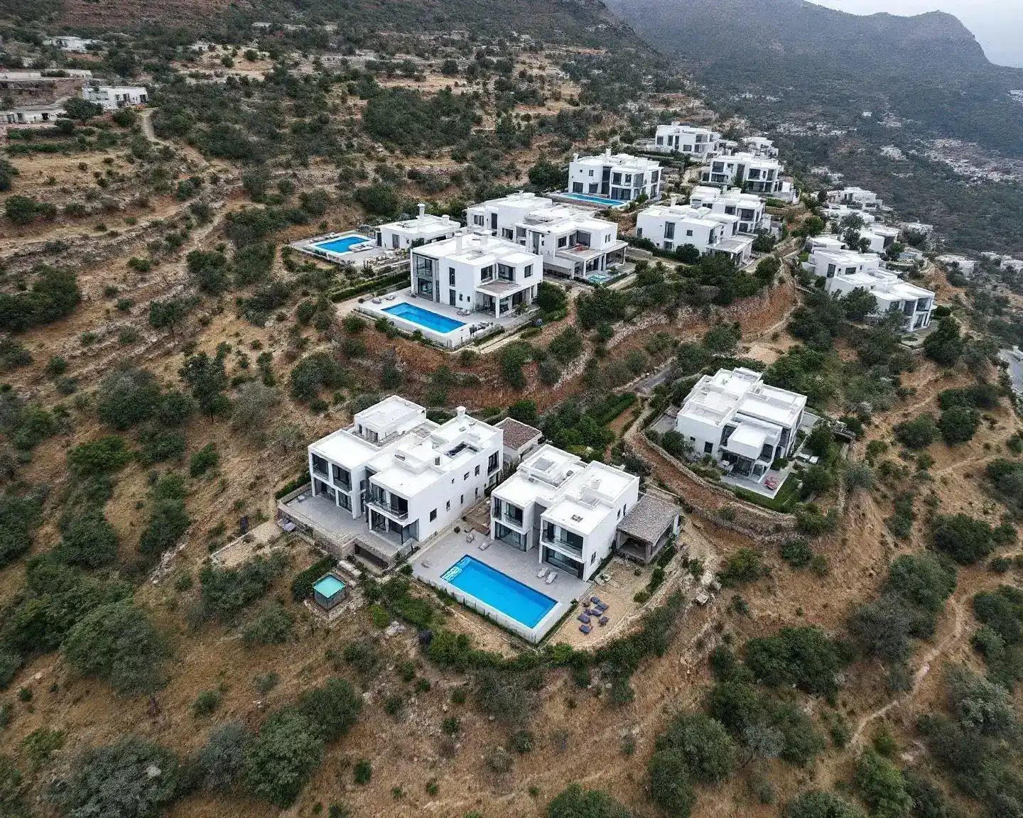 Fotografía aérea con drone de promoción residencial premium en Altea la Vella con Sierra de Altea al fondo
