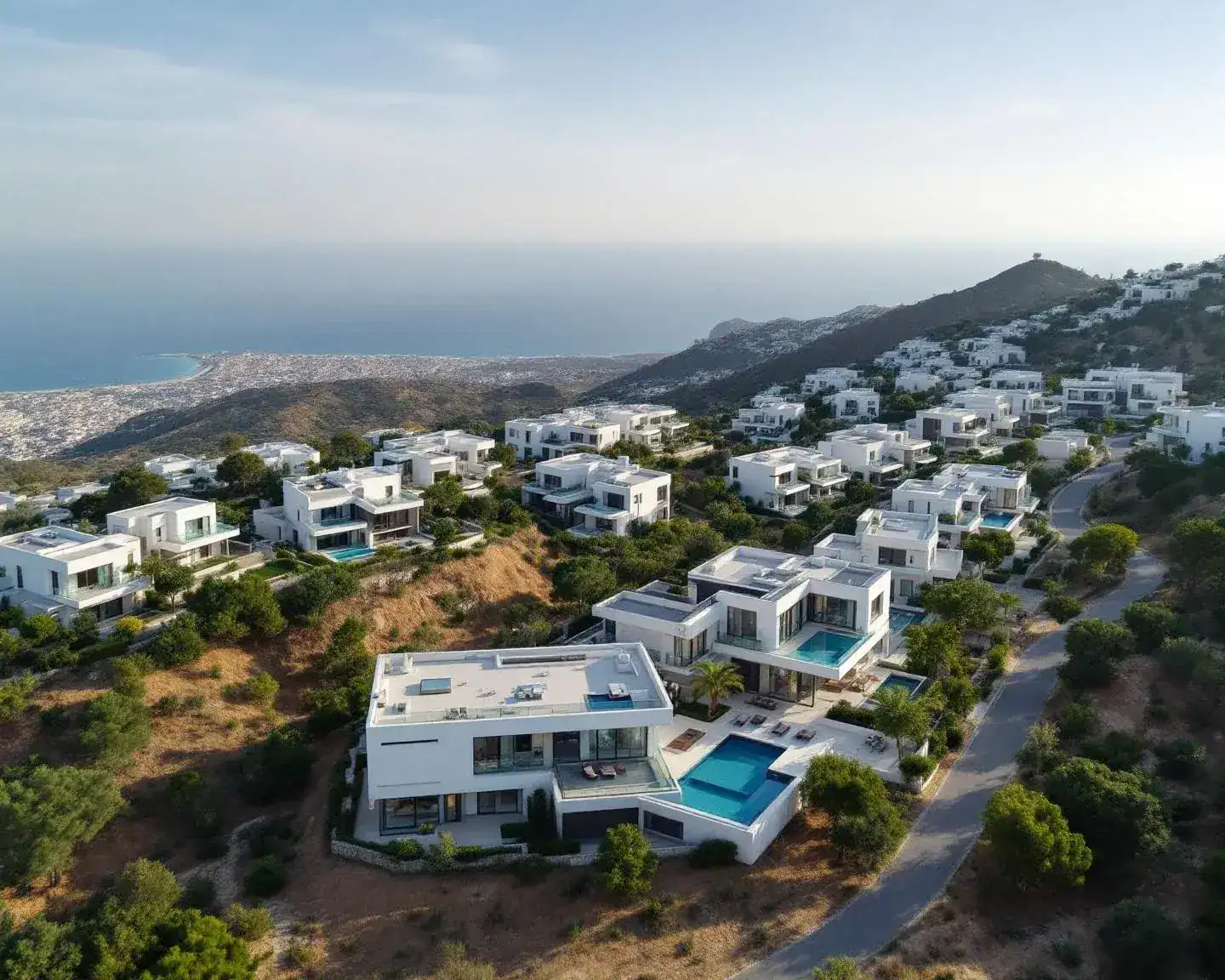 Fotografía aérea con drone de urbanización de villas en Calpe, Alicante, vista diurna