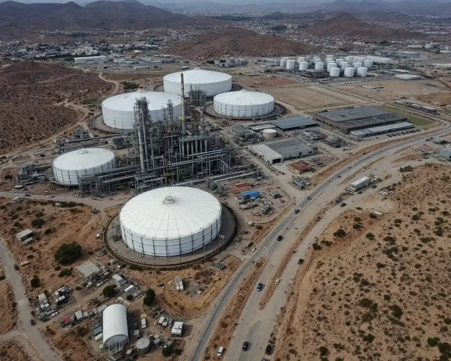 Fotografía aérea del complejo petroquímico del Valle de Escombreras en Cartagena, Murcia