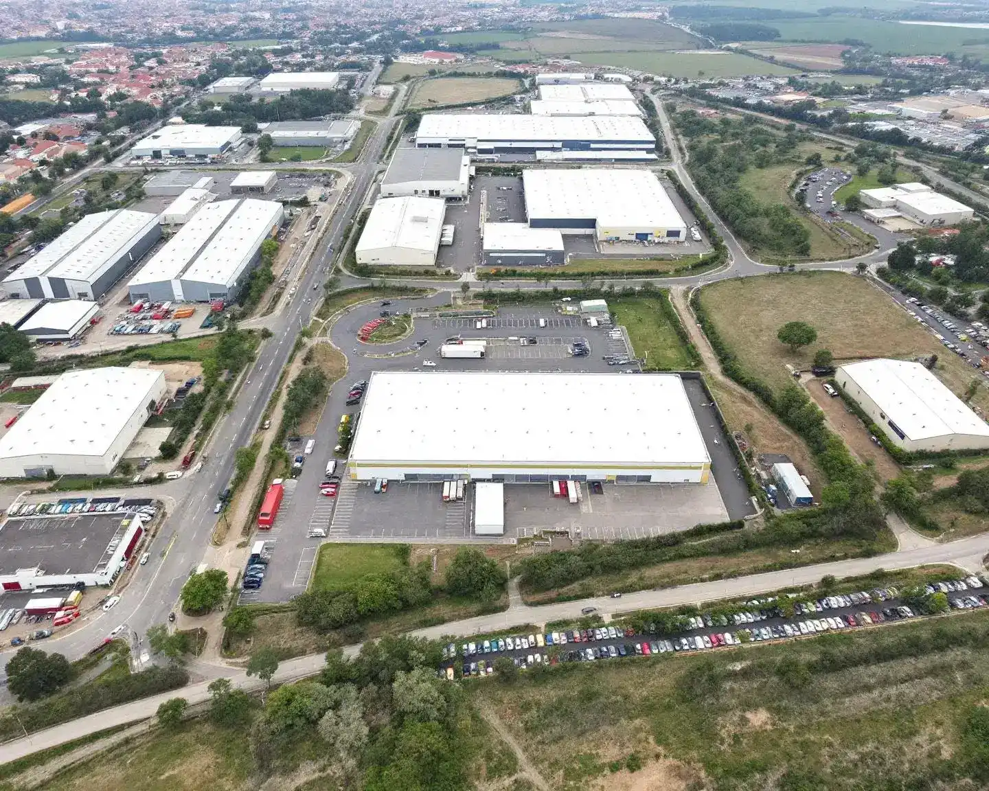 Fotografía aérea del Polígono Industrial El Serrallo en Castellón de la Plana, naves y viales logísticos