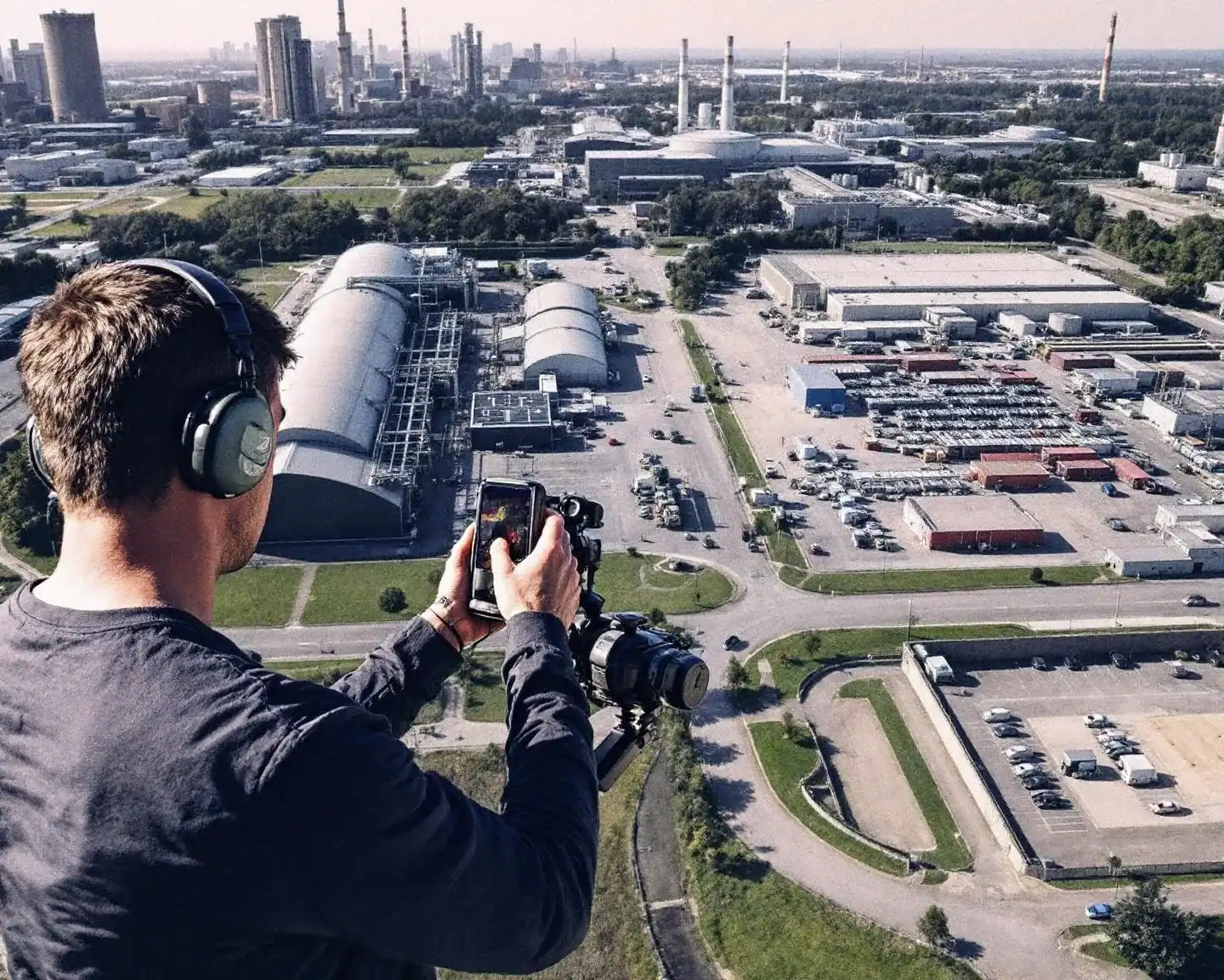 Piloto profesional operando drone para vídeo corporativo en industria