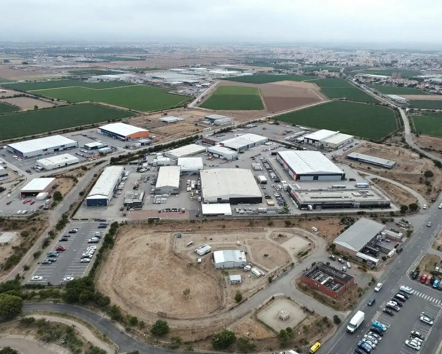 Fotografía aérea del Polígono Industrial La Redonda en El Ejido, Almería, vista drone diurna