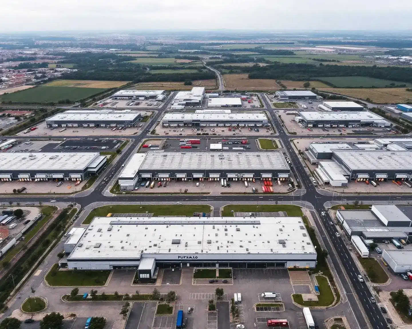 Fotografía aérea de polígono industrial en el Corredor del Henares, Guadalajara, con drone 4K