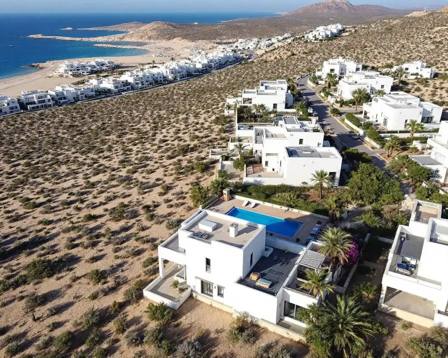 Fotografía aérea de villas residenciales en Mojácar Playa con piscina y vistas al mar - Dronefy