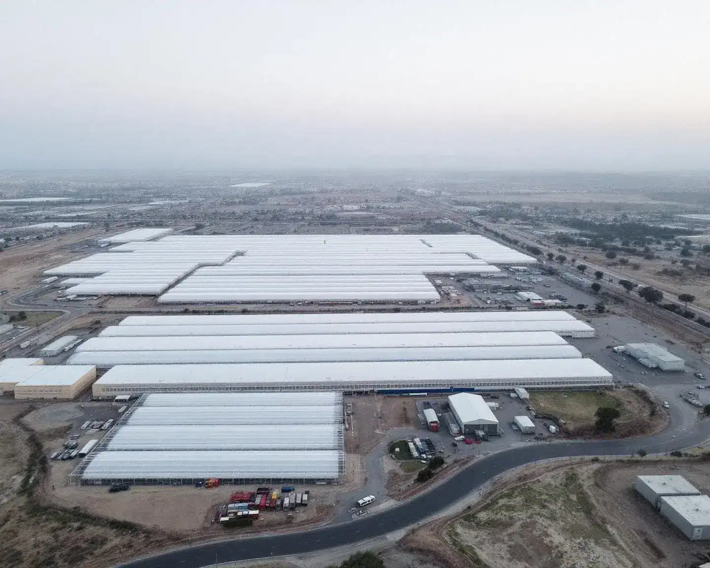 Fotografía aérea con drone de zona industrial y de invernaderos en Roquetas de Mar, Almería