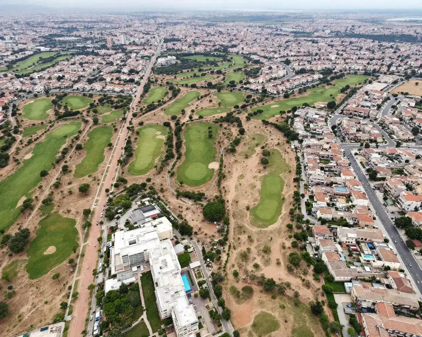 Fotografía aérea de Roda Golf y urbanizaciones residenciales en San Javier, Murcia