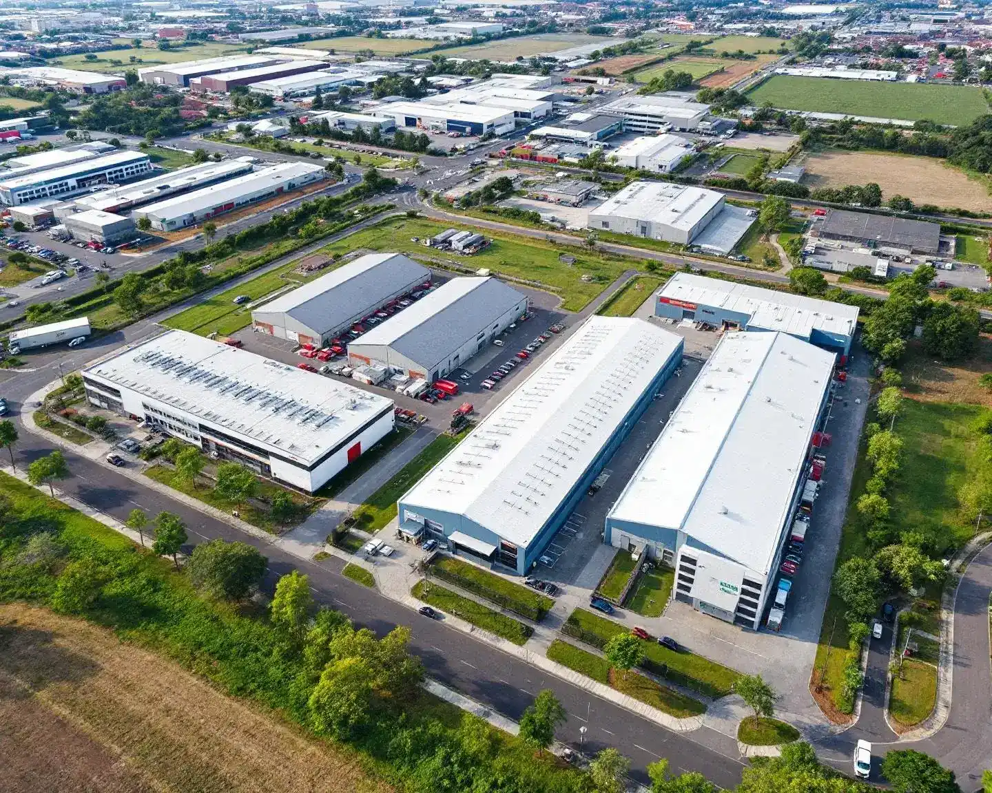 Vista aérea del Polígono Industrial Capsades en Vinaròs con detalles de naves industriales