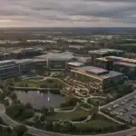 Vídeo aéreo corporativo de instalaciones empresariales en hora dorada cinematográfica