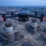 Dron DJI Mavic 3 Cine hovering sobre obra de infraestructura en construcción al amanecer