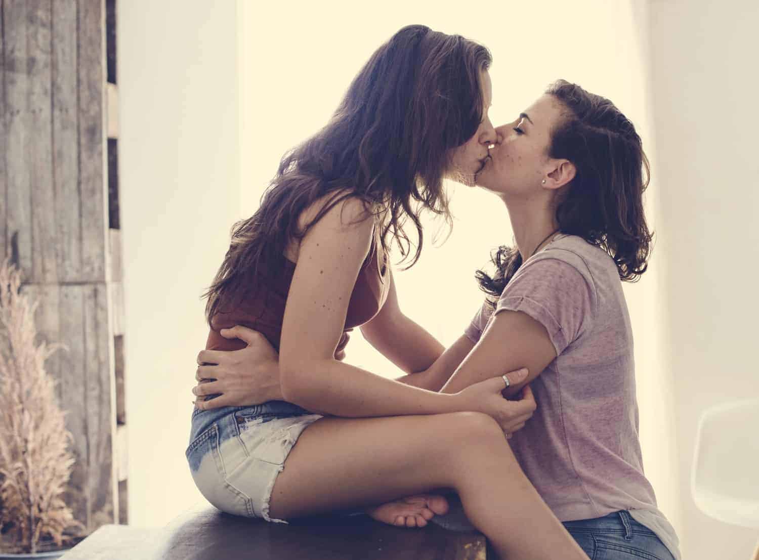 two momen kissing