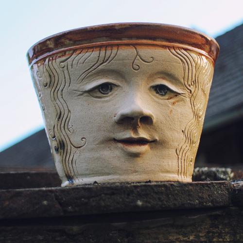 Květináč s hnědým zdobením