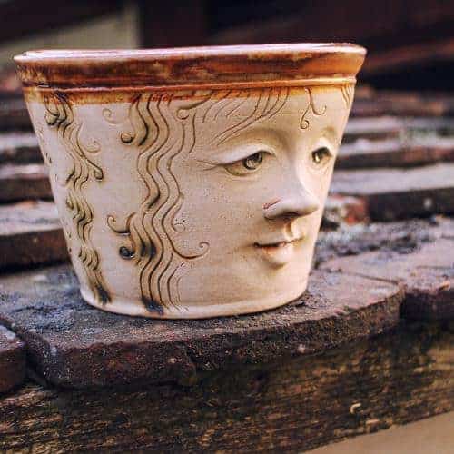 Květináč s hnědým zdobením