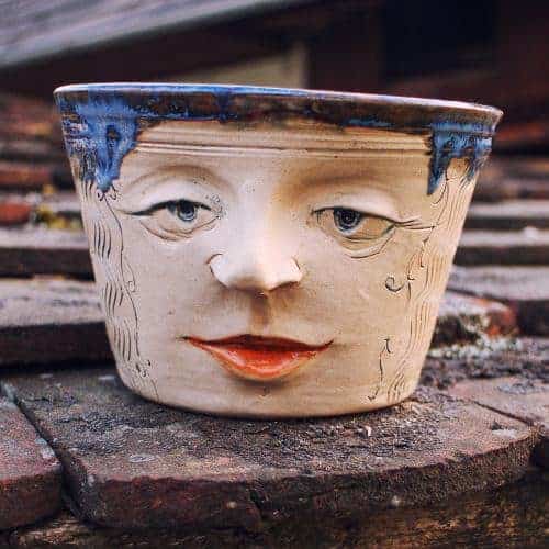 Květináč s modrým zdobením