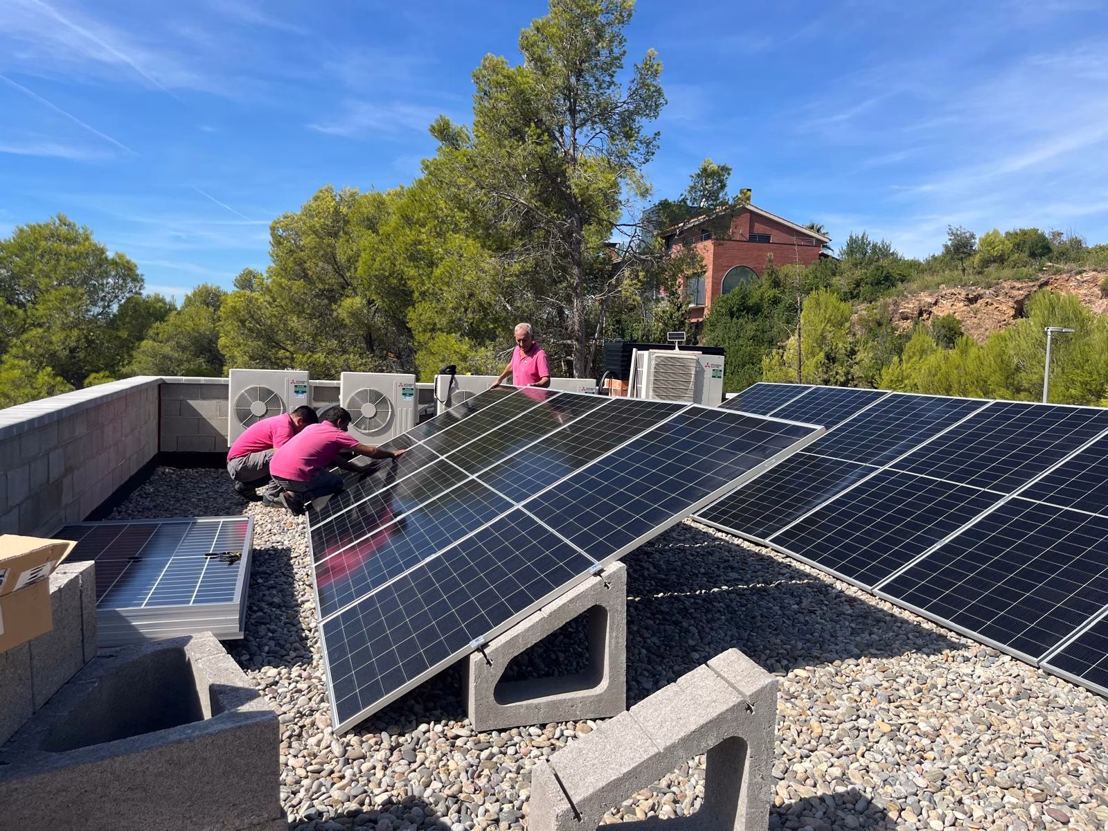 Instalación de placas solares fotovoltaicas realizada por Instalaciones Molins
