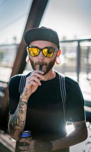 Mann mit zwei Fleshtunnel